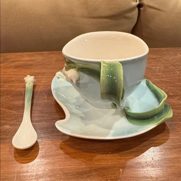 NWOT Two’s Company Teacup Saucer Spoon Set Garden Tea Cottagecore Lily Of Valley - Picture 3 of 13